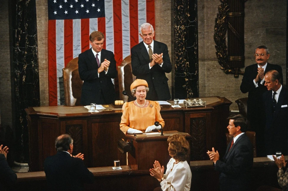 Елизавета II за трибуной Конгресса США на фоне американского флага, 1991 год