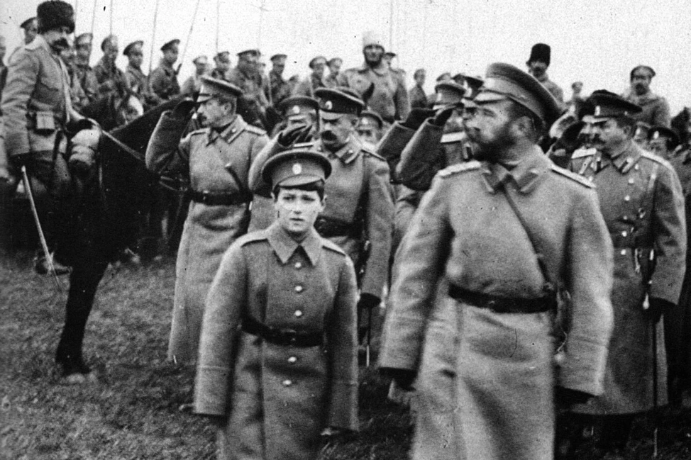 Николай II и цесаревич Алексей среди офицеров русской армии, 1915 год