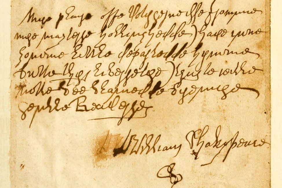 Рукописная страница с неровным текстом и подписью William Shakespeare на пожелтевшей бумаге