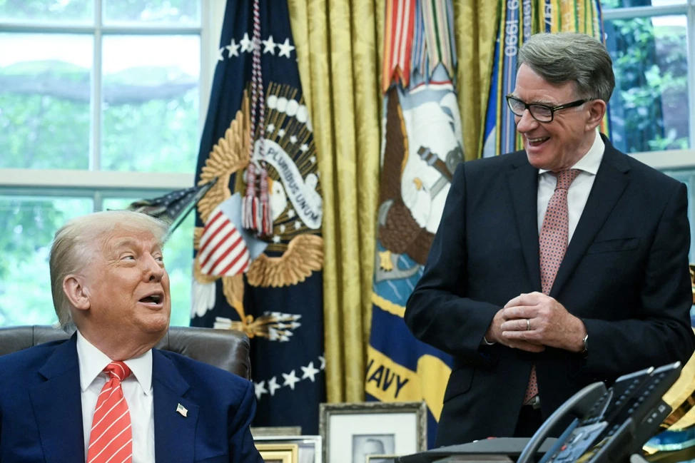 Дональд Трамп и Питер Мандельсон улыбаются в Овальном кабинете на фоне президентских флагов