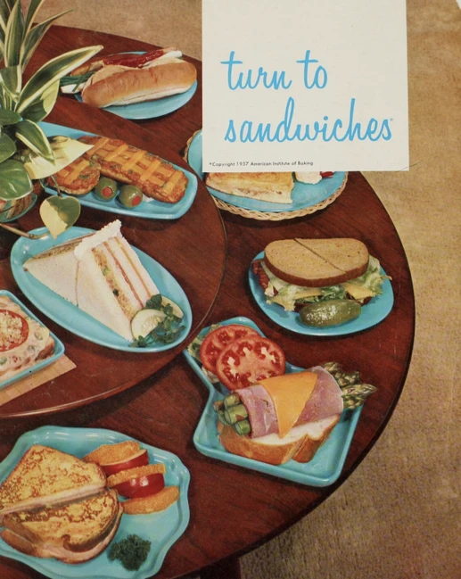 Обложка книги «Turn to Sandwiches» с тарелками сэндвичей, тостов, ветчины и помидоров